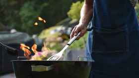 Un hombre haciendo una barbacoa / Vincent Keiman en UNSPLASH