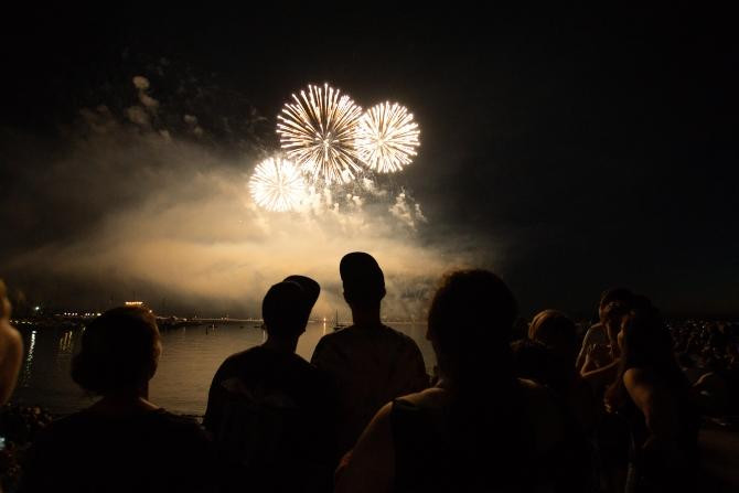 Personas disfrutando de los fuegos artificiales / Kevin Davison en UNSPLASH