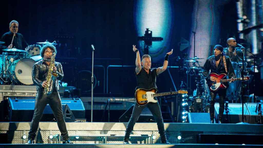 El cantante Bruce Springsteen en el Estadi Olímpic de Barcelona en el inicio de su gira por Europa / EP (PAU VENTEO)