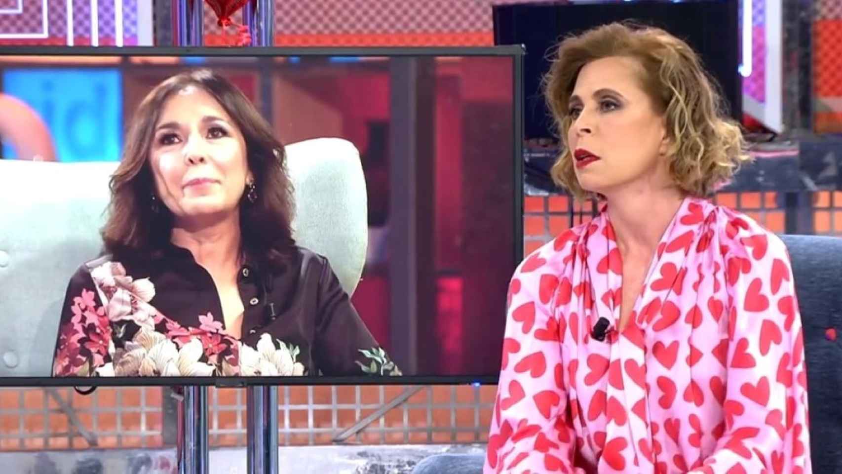 La diseñadora de moda, Ágatha Ruiz de la Prada, en el plató de 'Domingo Deluxe' / MEDIASET