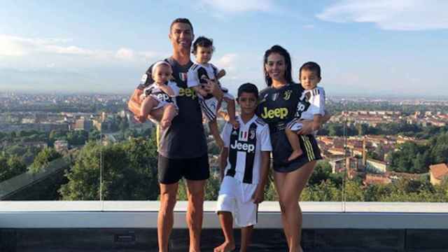 Una imagen de Cristiano Ronaldo junto a su familia posando con la camiseta de la Juventus