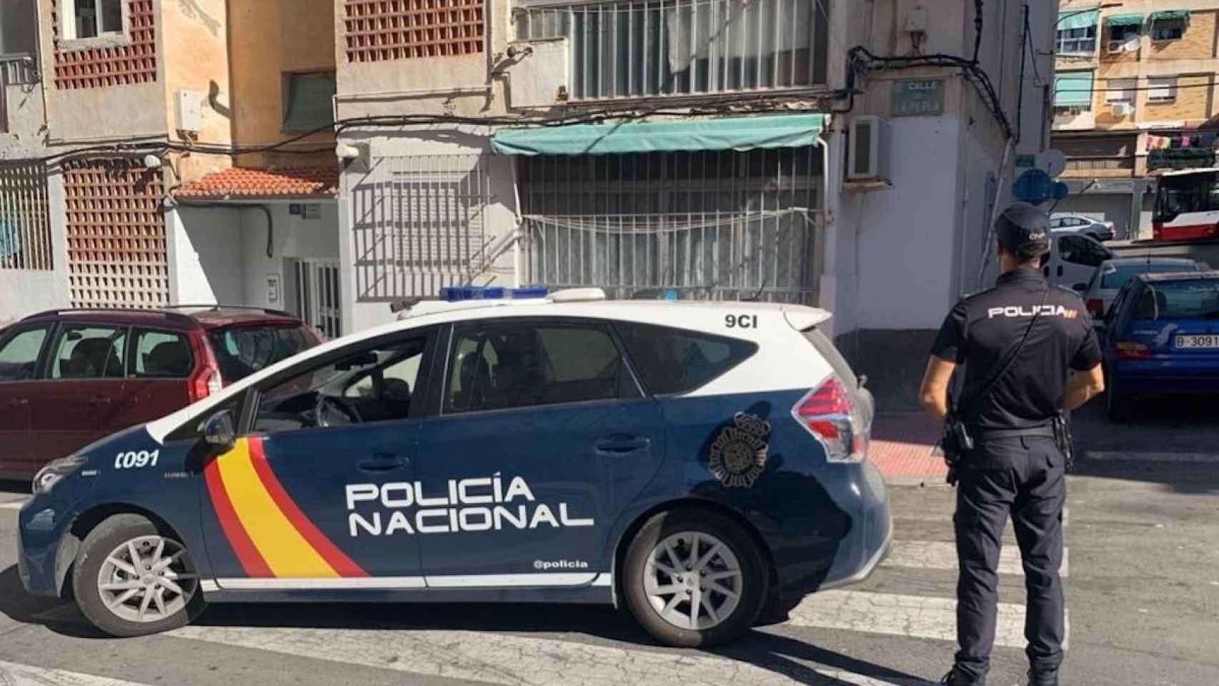 Agente del cuerpo de la Policía Nacional durante la detención de los tres jóvenes acusados de violar a una niña / EP