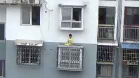 Una foto de la niña en la cornisa de la ventana