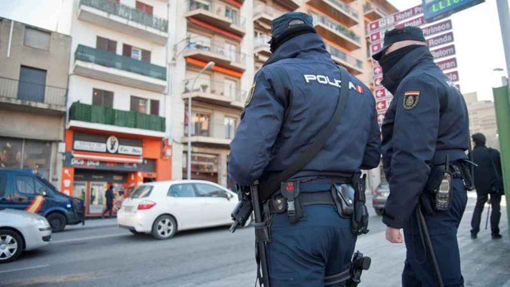 Dos agentes de la Policía Nacional en una imagen de archivo prisión