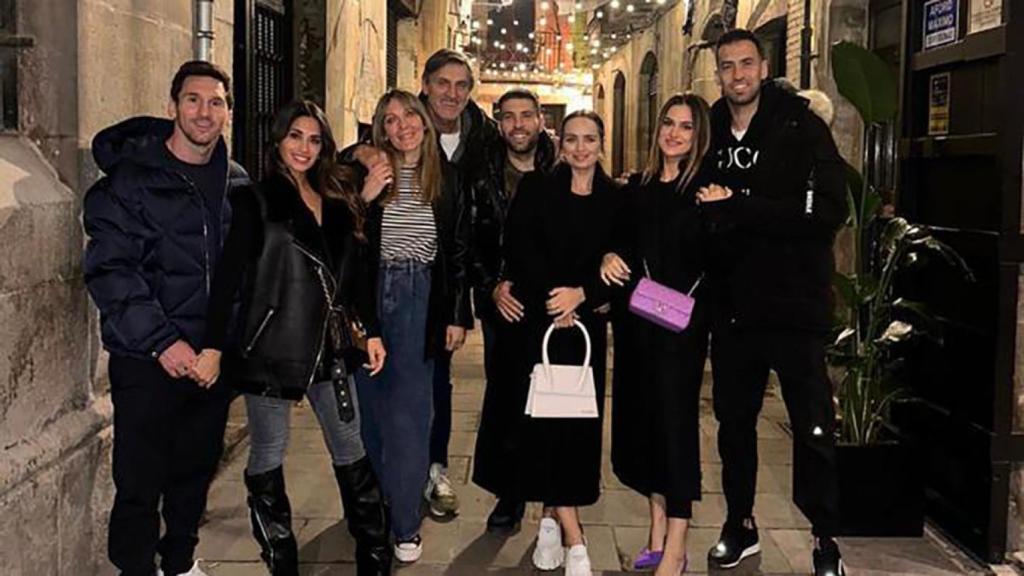 Leo Messi, Jordi Alba, Busquets y sus parejas, juntos de cena en Barcelona / INSTAGRAM