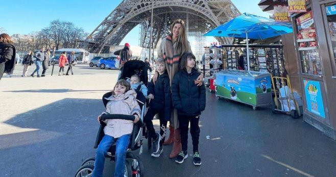 Pilar Rubio de paseo con sus hijos / REDES