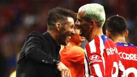 Simeone abraza a Griezmann tras su decisivo gol contra el Oporto / EFE