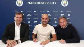 Pep Guardiola acompañado de Ferran Soriano y Txiki Begiristain