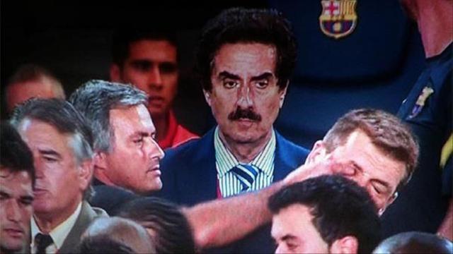José Mourinho le mete un dedo en el ojo a Tito Vilanova, en el Barça-Madrid de la Supercopa de 2012 / EFE