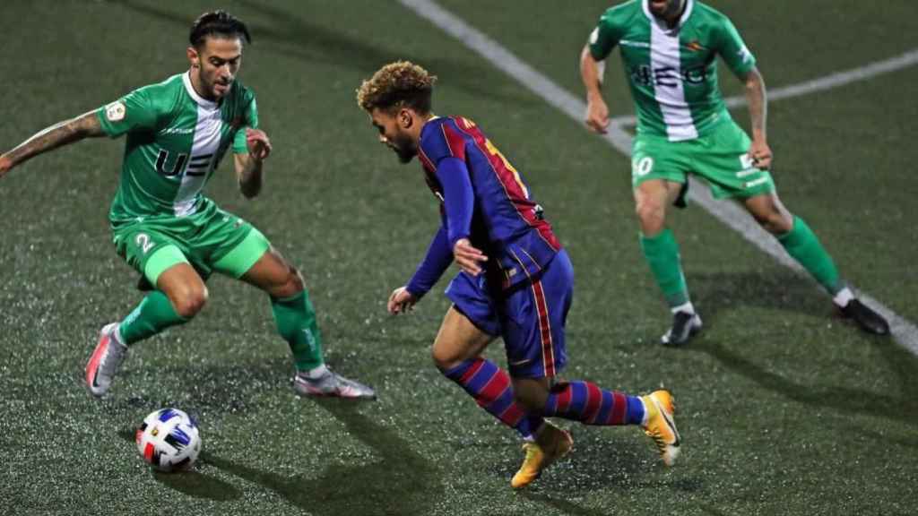 Konrad de la Fuente jugando ante el Cornellà con el Barça B / FC BARCELONA