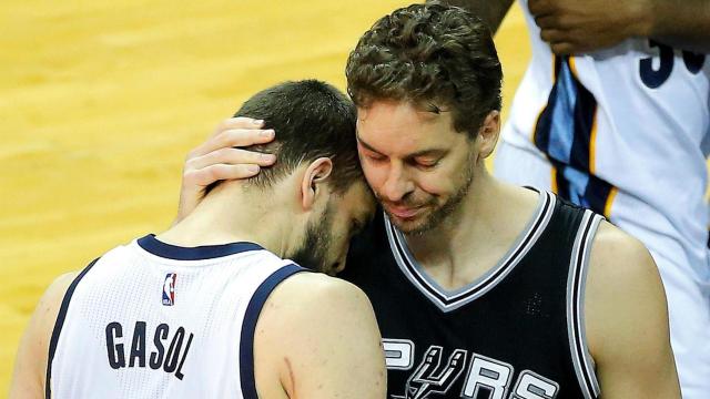 Marc y Pau Gasol tras un duelo entre Grizzlies y Spurs / EFE