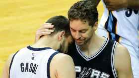 Marc y Pau Gasol tras un duelo entre Grizzlies y Spurs / EFE