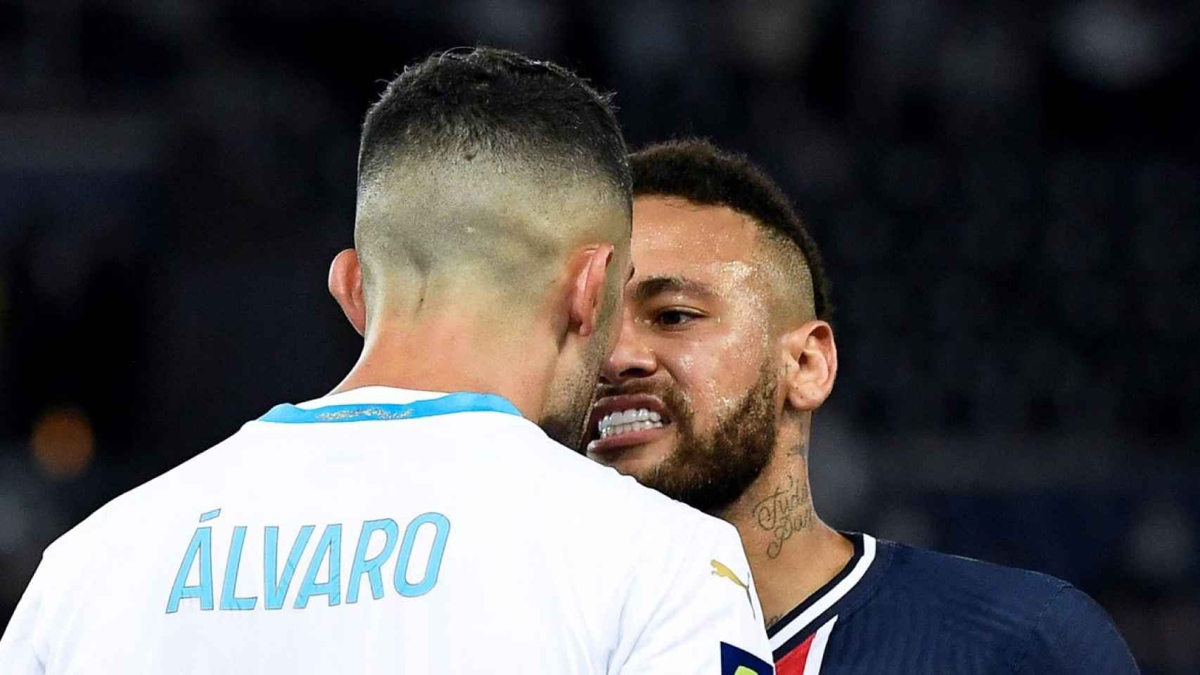 El encontronazo entre Neymar y Álvaro González / EFE