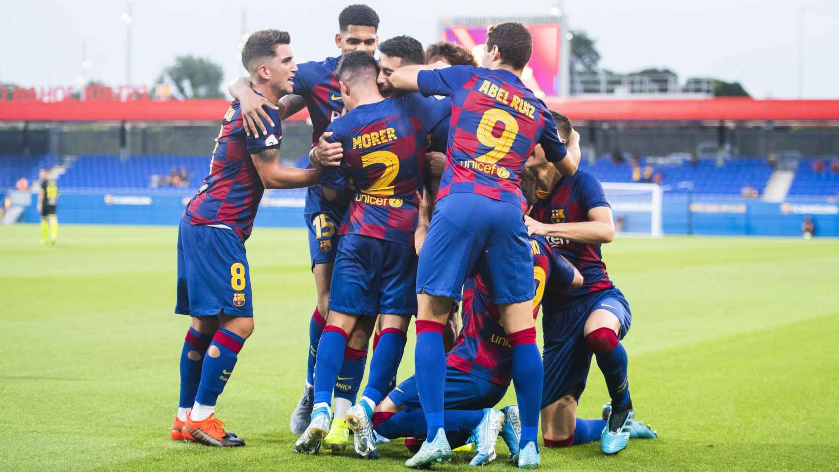 Los jugadores del Barça B celebran un tanto / EFE