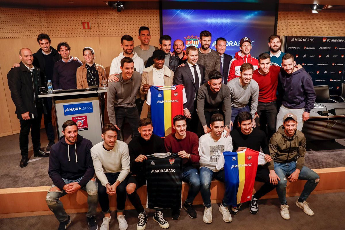 Piqué y toda la plantilla del Andorra en un acto público / Redes