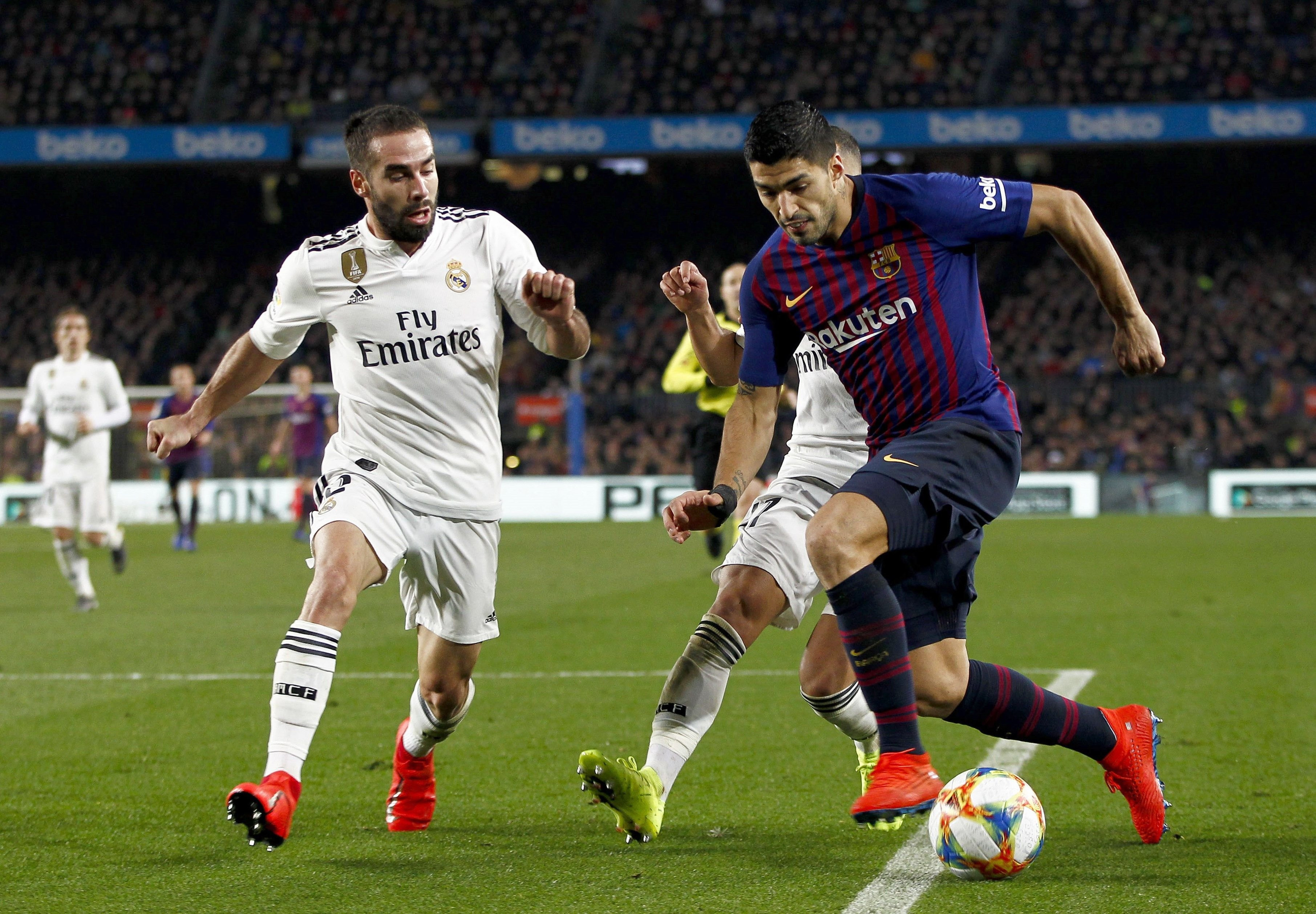 Una foto de Luis Suárez durante el clásico Barça - Real Madrid frente a Carvajal / EFE