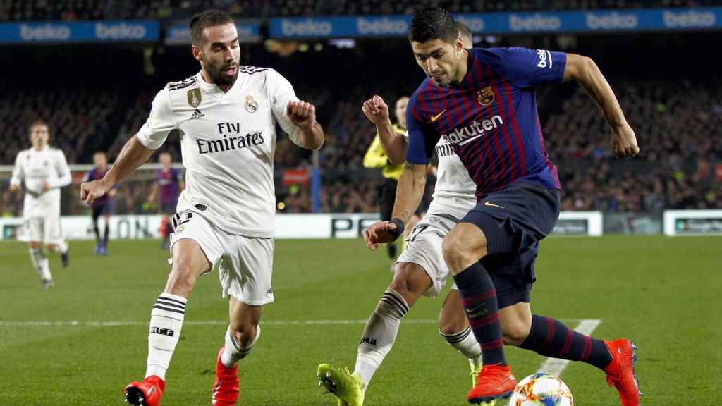 Una foto de Luis Suárez durante el clásico Barça - Real Madrid frente a Carvajal / EFE