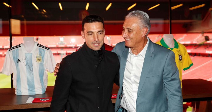 Scaloni junto al seleccionador de Brasil, Tite / EFE