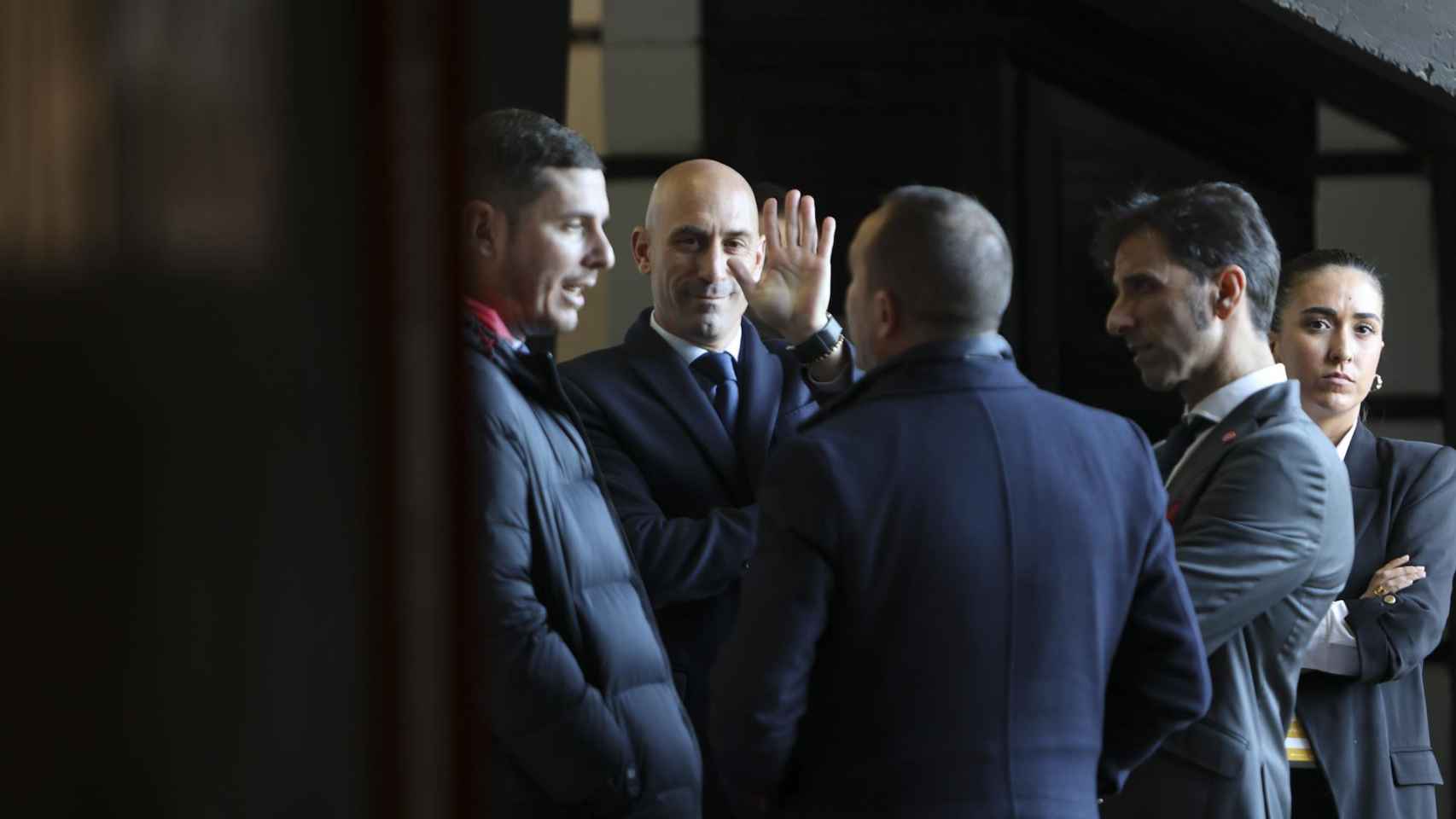 Luis Rubiales, saludando a cámara en la previa del Barça-Real Sociedad / EFE