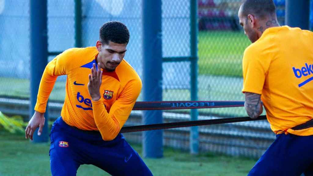 Ronald Araujo y Dani Alves durante un entrenamiento del Barça en la temporada 2021-22 / FCB