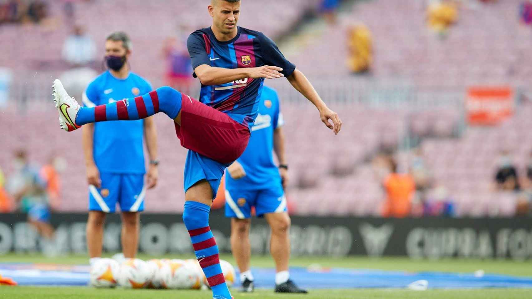 Gerard Piqué calienta antes del estreno liguero del Barça ante la Real Sociedad / EFE