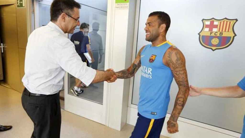 Dani Alves, saludando a Bartomeu | EFE