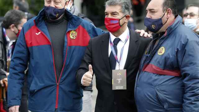 Joan Laporta, acompañado de socios del Barça en la sede electoral del Camp Nou / EFE