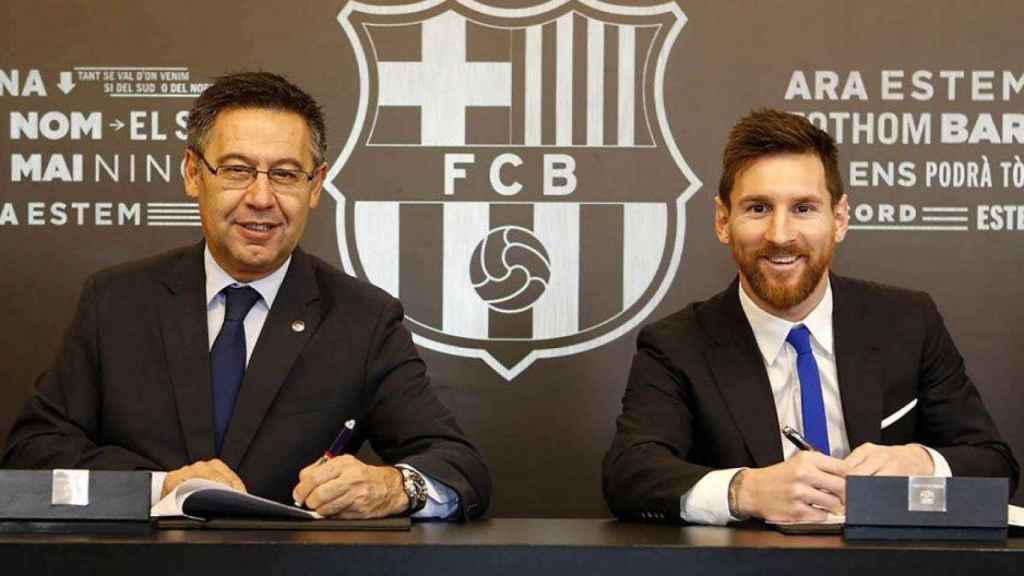 Josep Maria Bartomeu y Leo Messi firman la última renovación de contrato del argentino / FCB