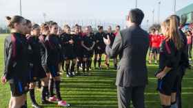 Josep Maria Bartomeu saludando a las jugadores del Barça femenino / Twitter