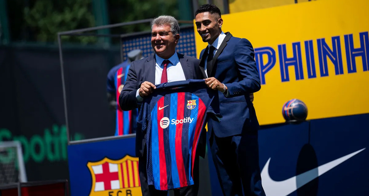 Joan Laporta, junto a Raphinha, en la presentación del brasileño como nuevo jugador del Barça de Xavi / FCB