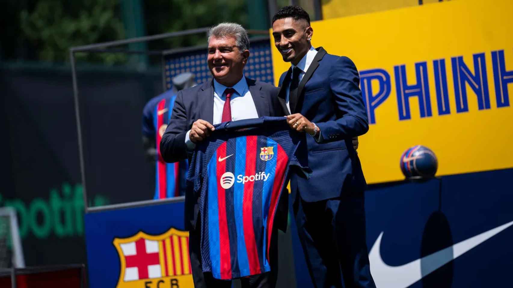 Joan Laporta, junto a Raphinha, en la presentación del brasileño como nuevo jugador del Barça de Xavi / FCB