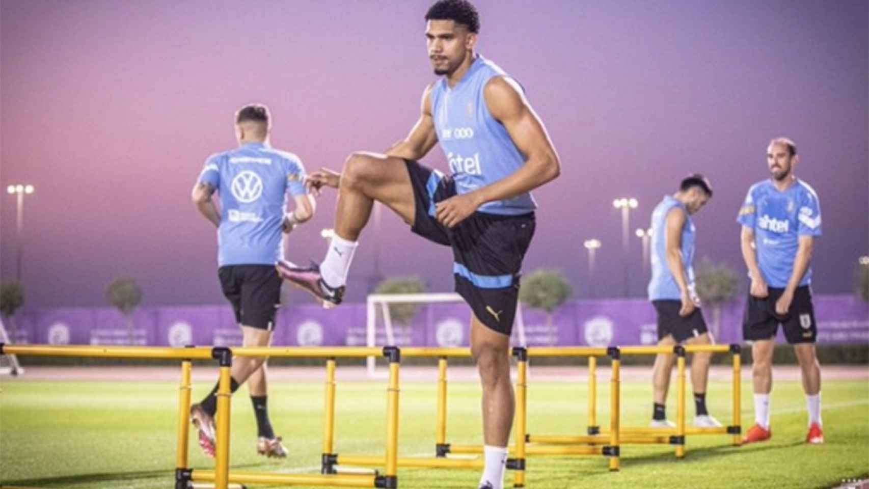 Ronald Araujo ya se ejercita con Uruguay de cara al Mundial de Qatar / AUF