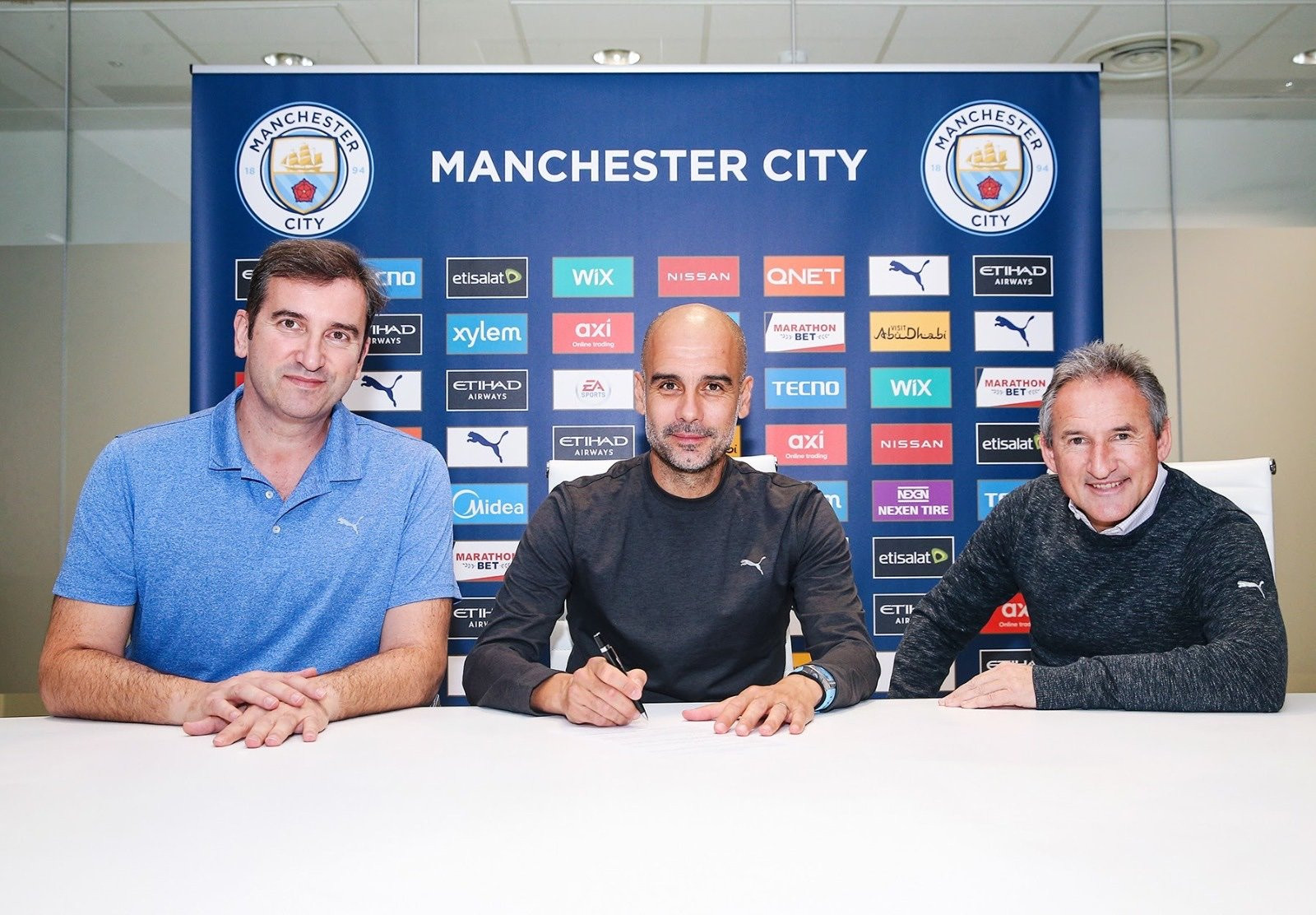 Pep Guardiola firma su renovación con el Manchester City junto a Ferran Soriano y Txiki Begiristain / MC