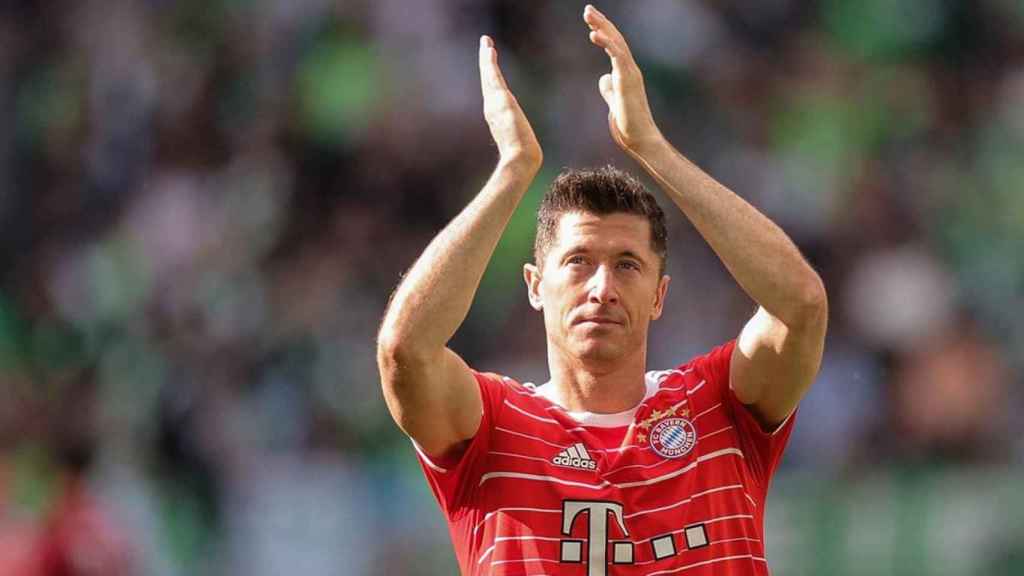 Lewandowski, despidiéndose de la afición del Bayern, en el partido ante Wolfsburgo / EFE