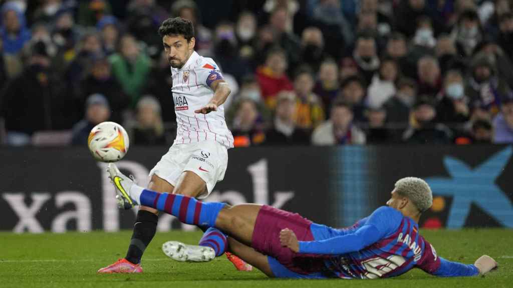 Araujo, que pide al Barça que luche por la Liga, intenta frenar un centro de Jesús Navas / EFE