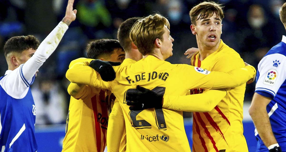 Nico González, celebrando un gol con Frenkie de Jong contra el Alavés / EFE