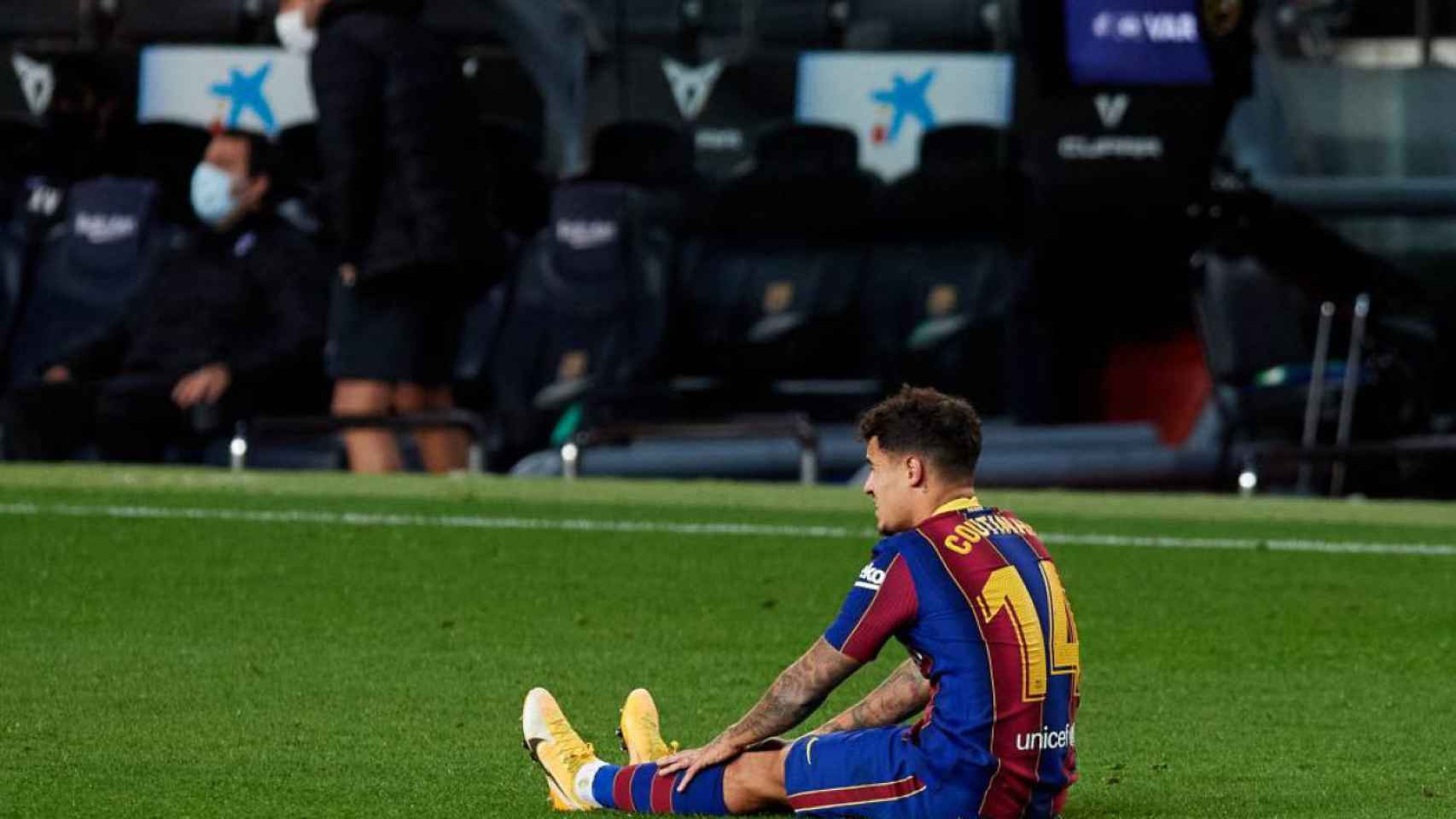 Coutinho, tras caer lesionado contra el Eibar, el pasado curso/ EFE