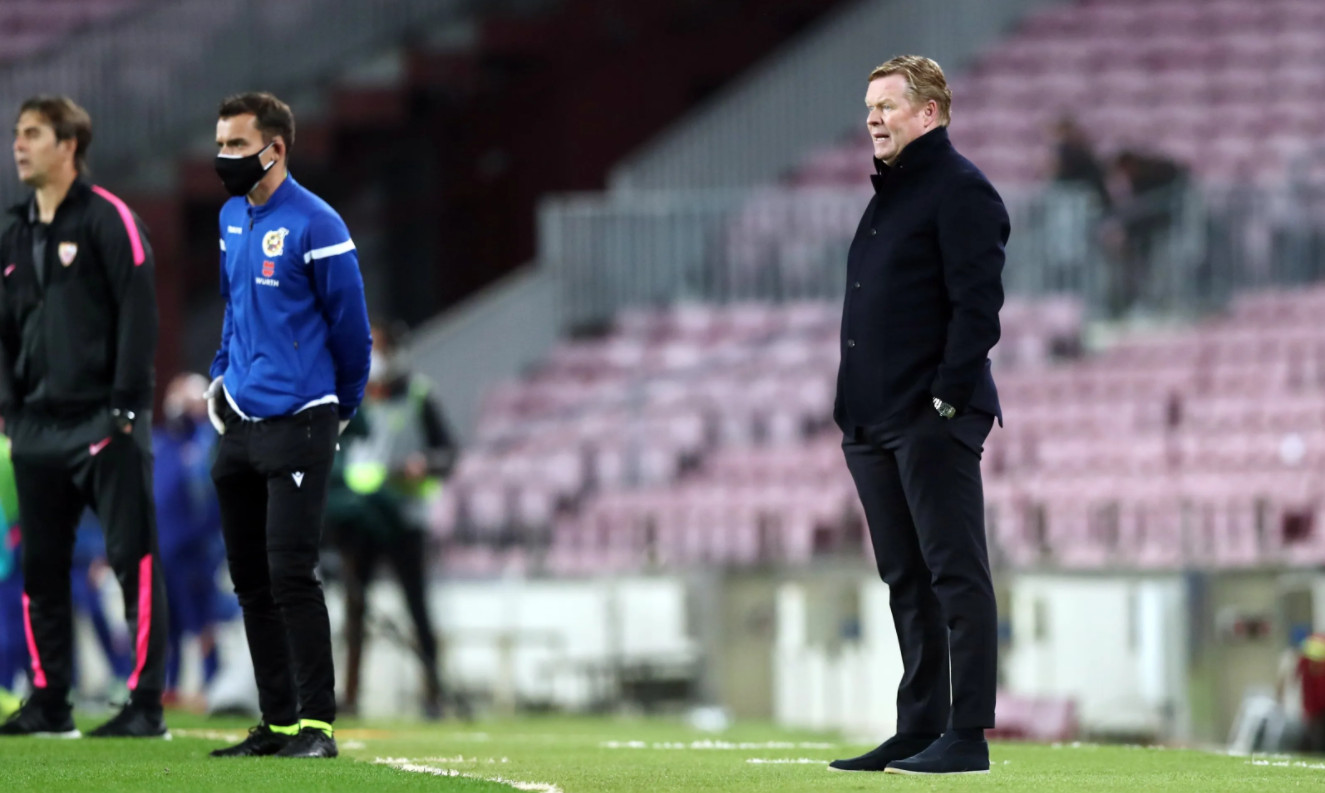 Ronald Koeman dirigiendo al Barça contra el Sevilla / FC Barcelona