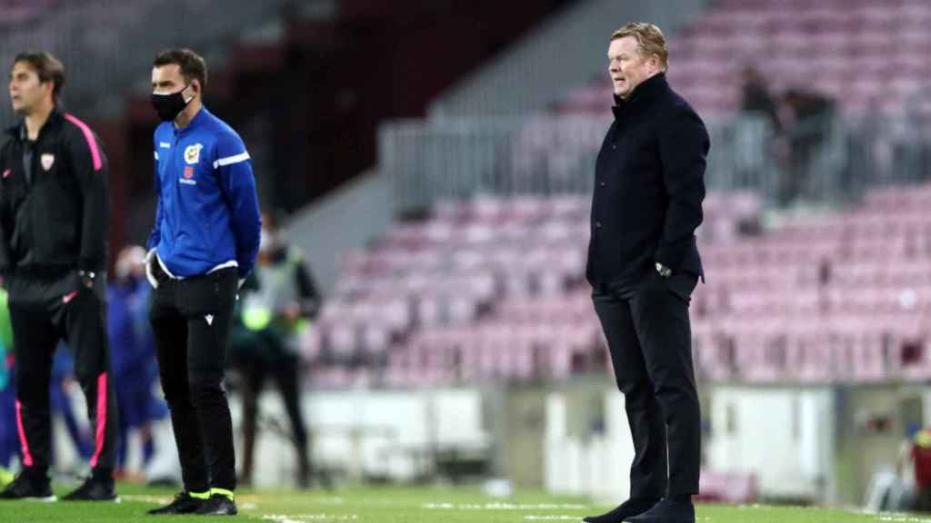 Ronald Koeman dirigiendo al Barça contra el Sevilla / FC Barcelona