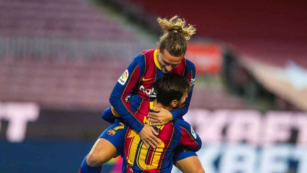 Messi y Griezmann abrazados en la celebracion de un gol contra el Betis / Redes