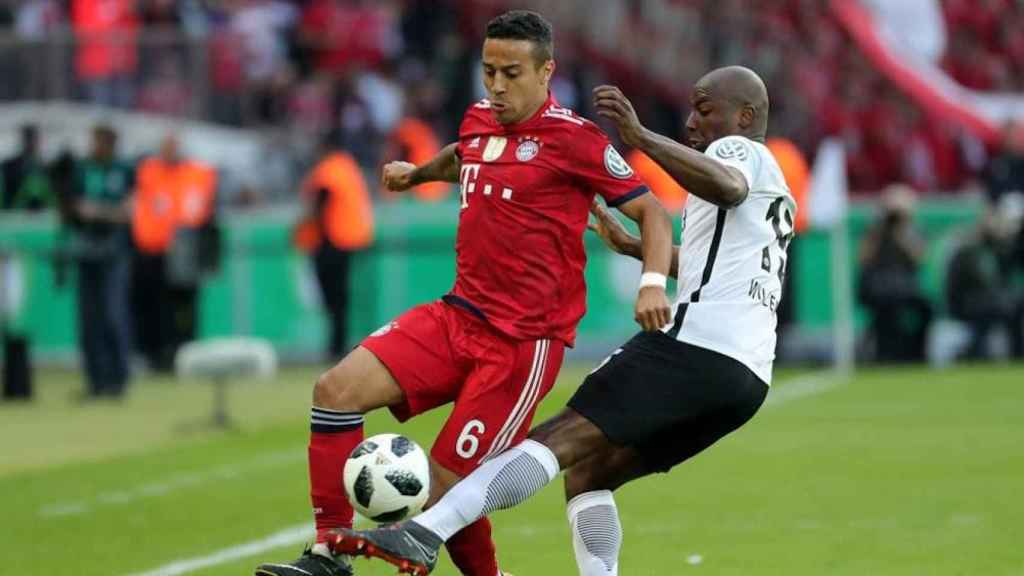 Una foto de archivo de Thiago Alcántara con el Bayern de Munich / EFE