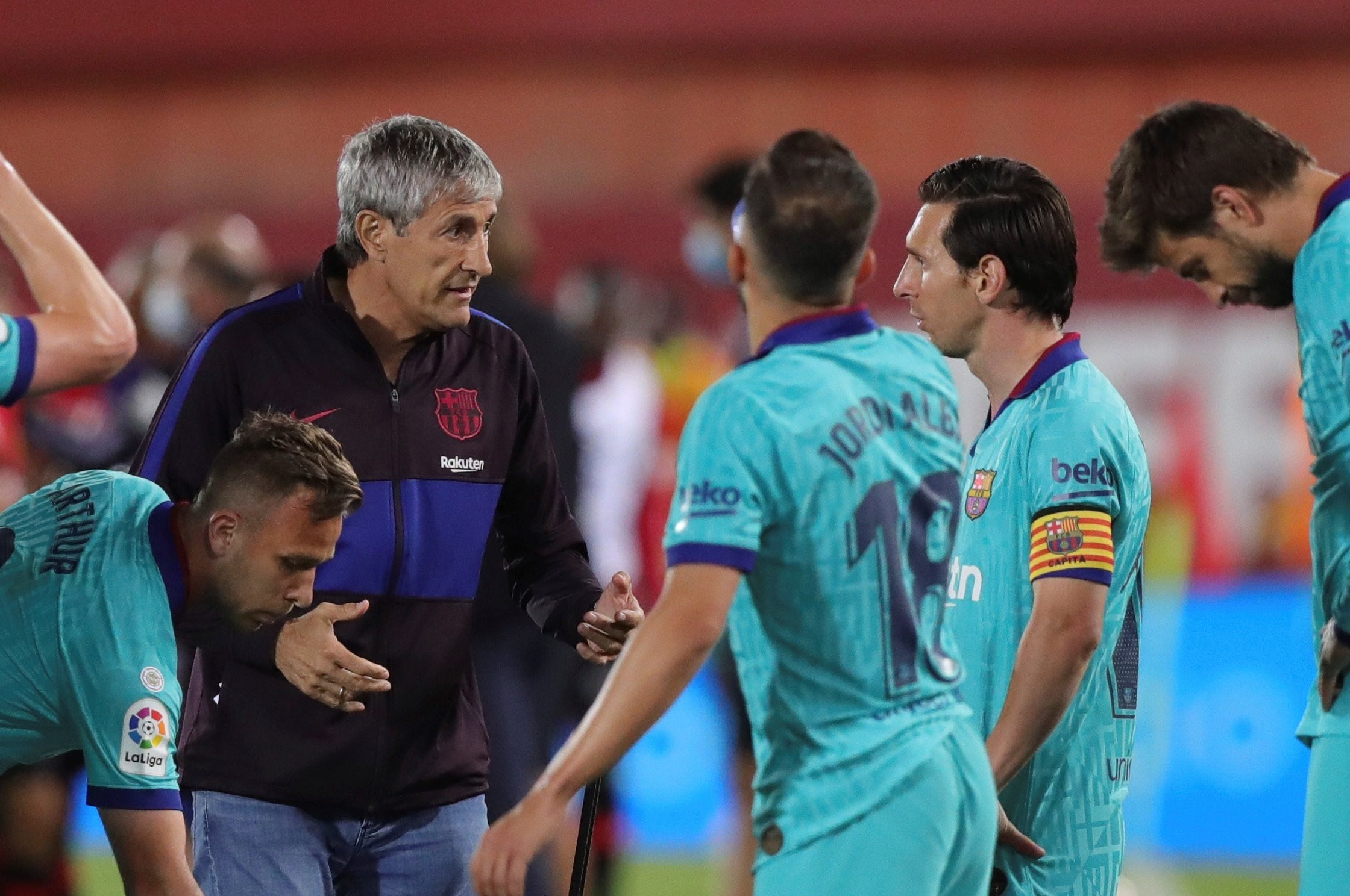 Quique Setién habla con Messi y Jordi Alba en un parón para hidratarse / EFE