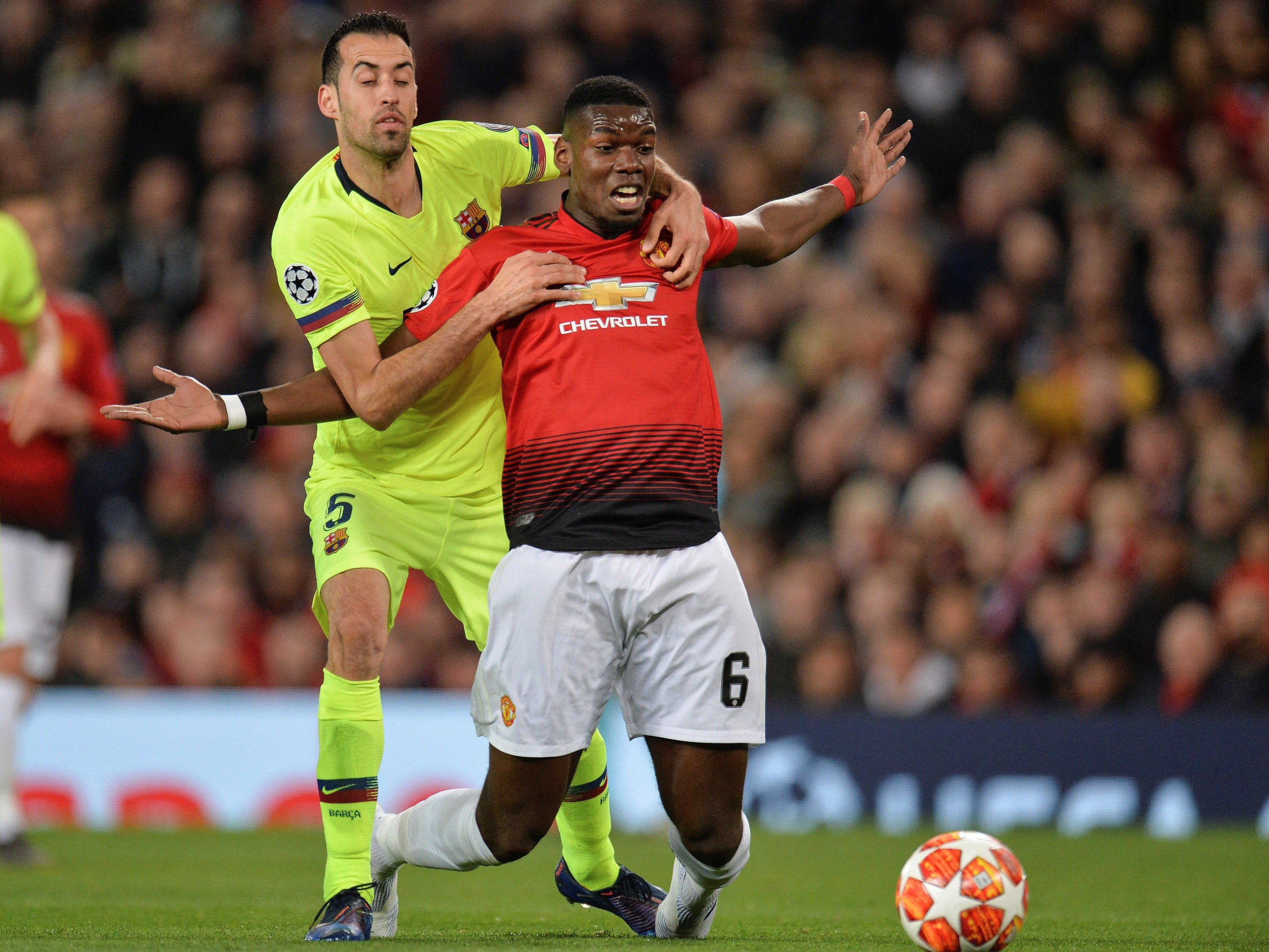 Sergio Busquets agarrando a Paul Pogba en una acción del United / EFE