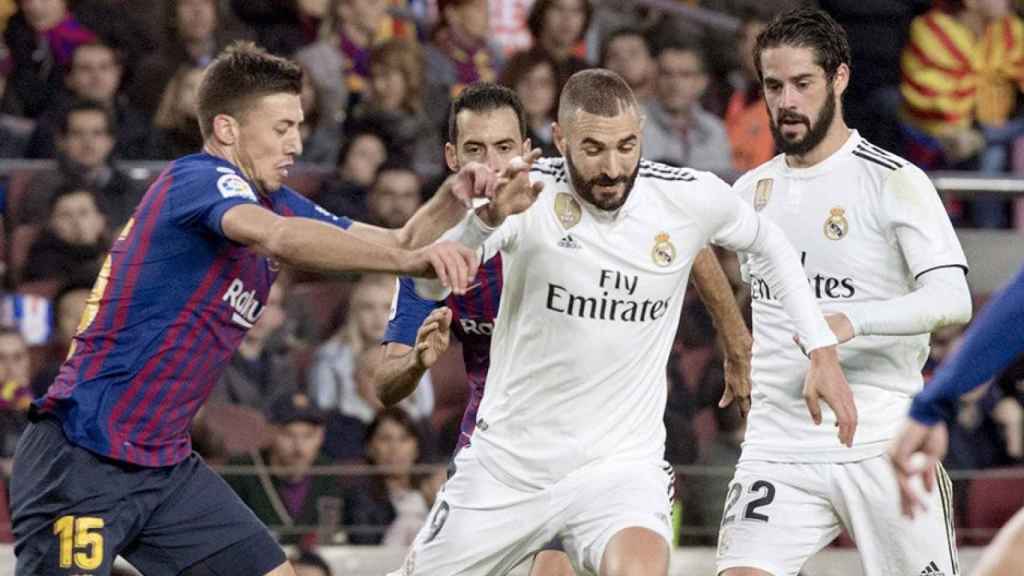 Lenglet pelea un balón con Benzema en el clásico / EFE