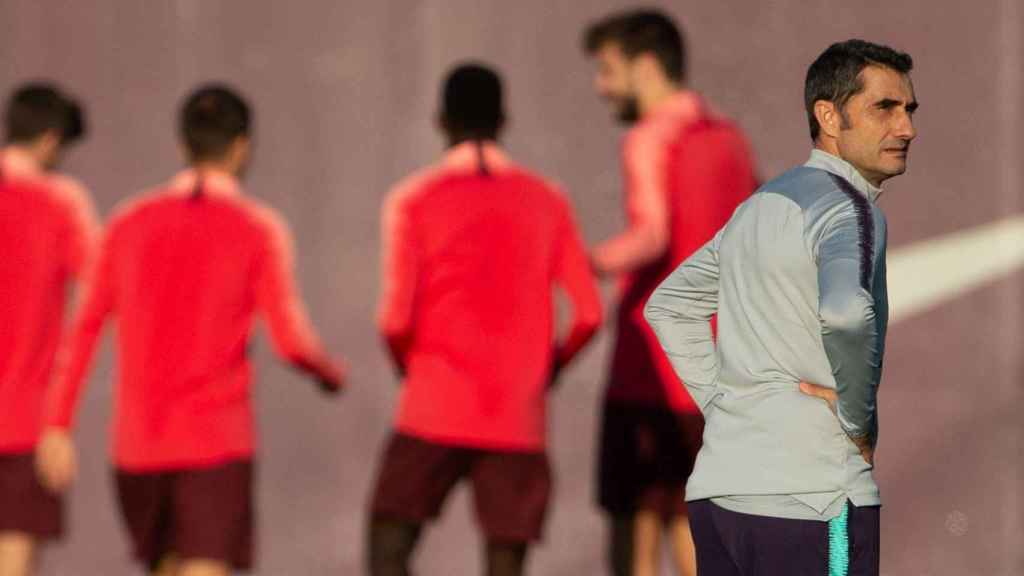 Ernesto Valverde dirige el entrenamiento del Barça / EFE