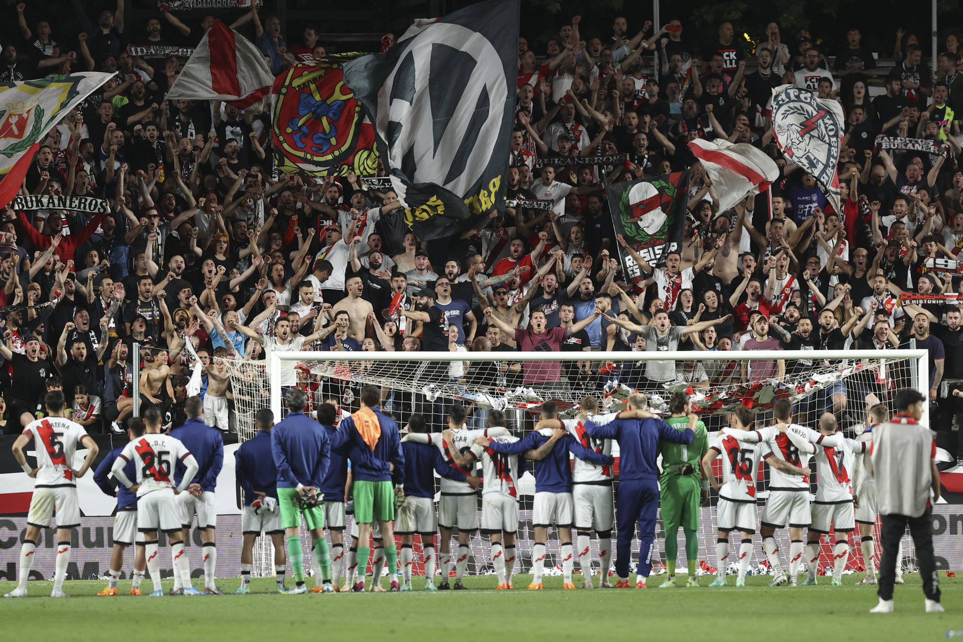 Los jugadores del Rayo celebran su victoria ante el Barça con la afición : EFE