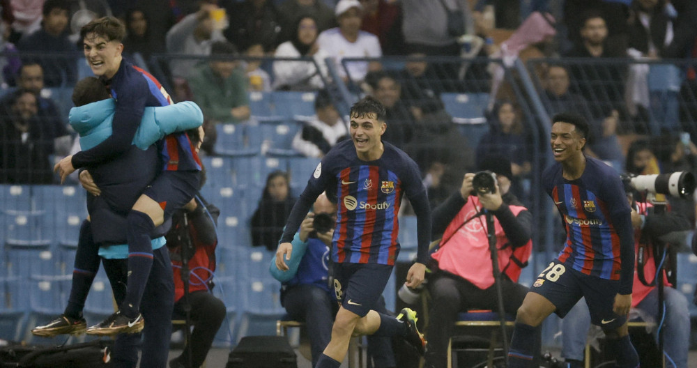 Los futbolistas del Barça celebran uno de sus goles al Real Madrid / EFE