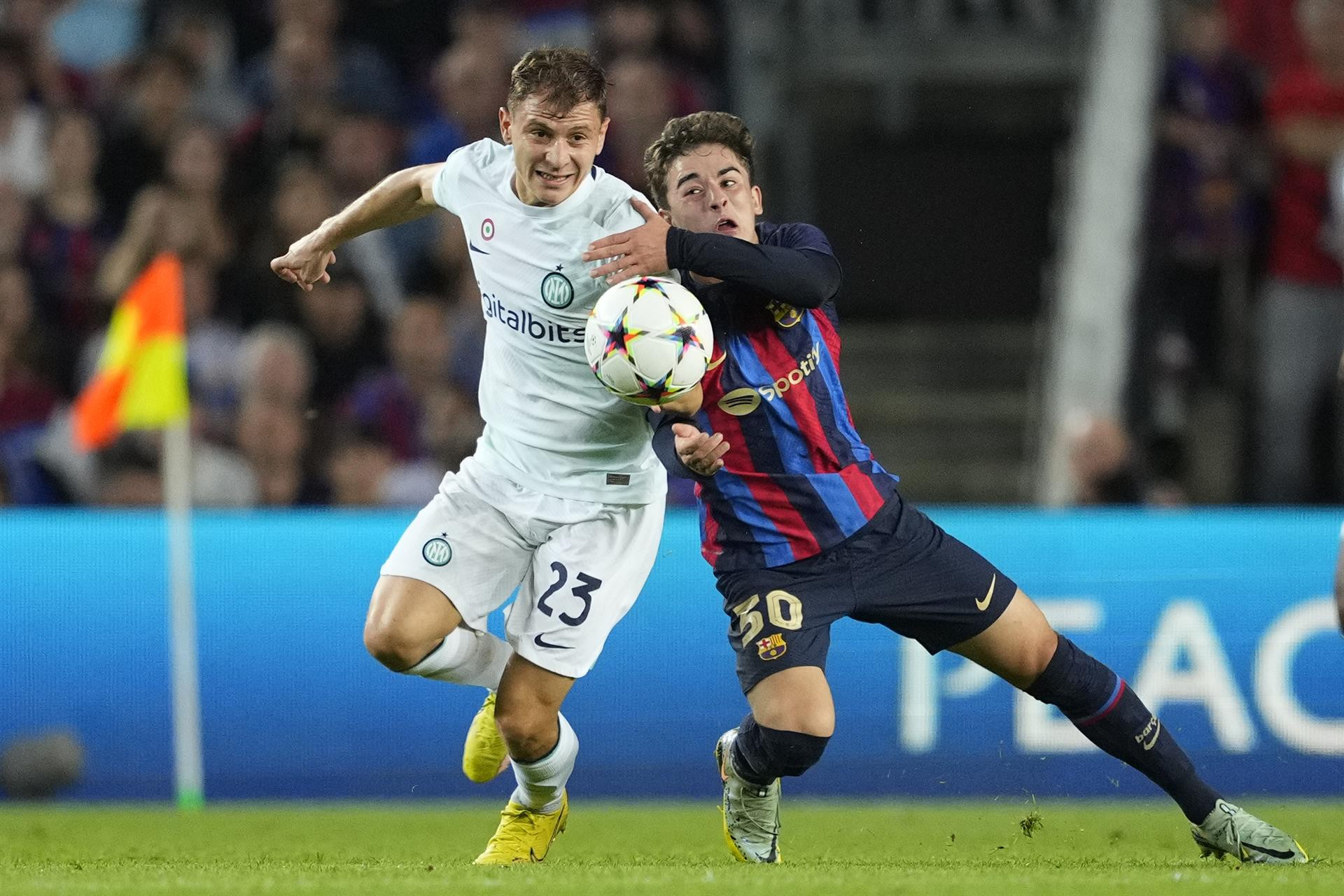 Gavi pugna con Barella en el Camp Nou