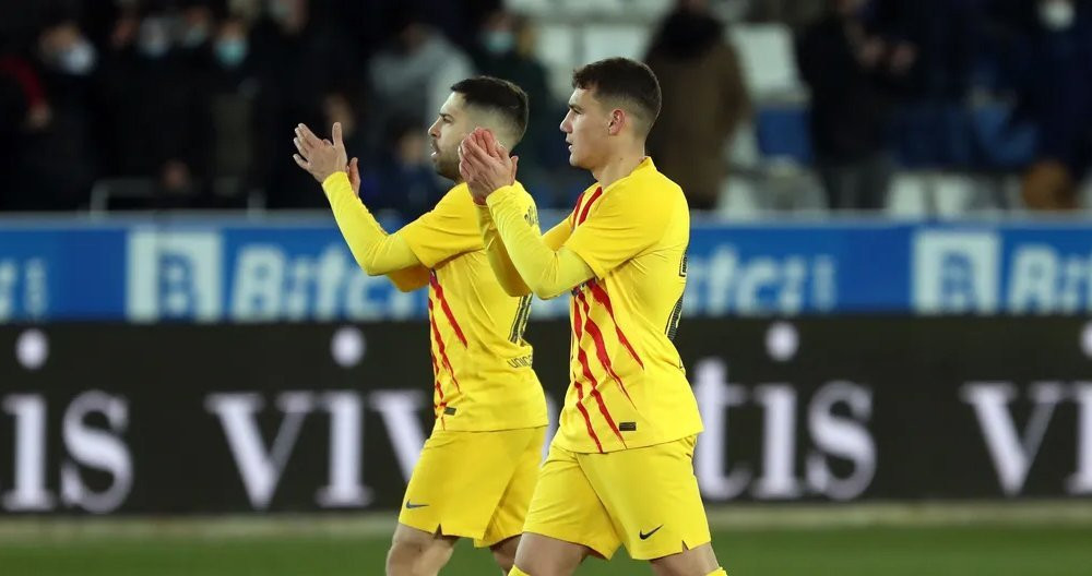 Jordi Alba y Ferran Jutglà, aplaudiendo a la grada al finalizar la victoria contra el Alavés / FCB