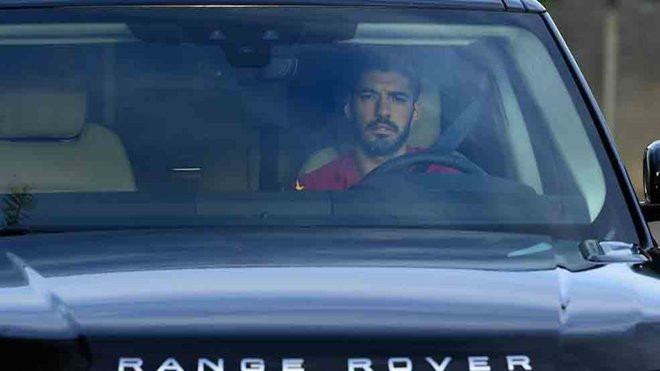 Luis Suárez abandonando la Ciutat Esportiva Joan Gamper / Redes